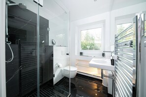 Deluxe Apartment, Kitchen, Garden View | Bathroom