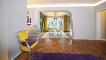 Superior appartement, keuken, uitzicht op tuin | Dineren op de kamer