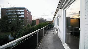 Superior-Apartment, Küche, Gartenblick | Terrasse/Patio