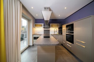 Refrigerador, microondas, placa de cocina, lavavajillas