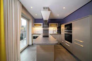 Departamento superior, cocina, vista al jardín | Cocina privada | Refrigerador, microondas, parrilla de estufa y lavavajillas