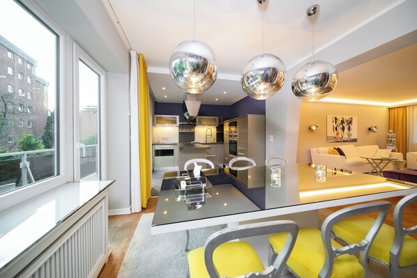 Departamento superior, cocina, vista al jardín | Servicio a la habitación