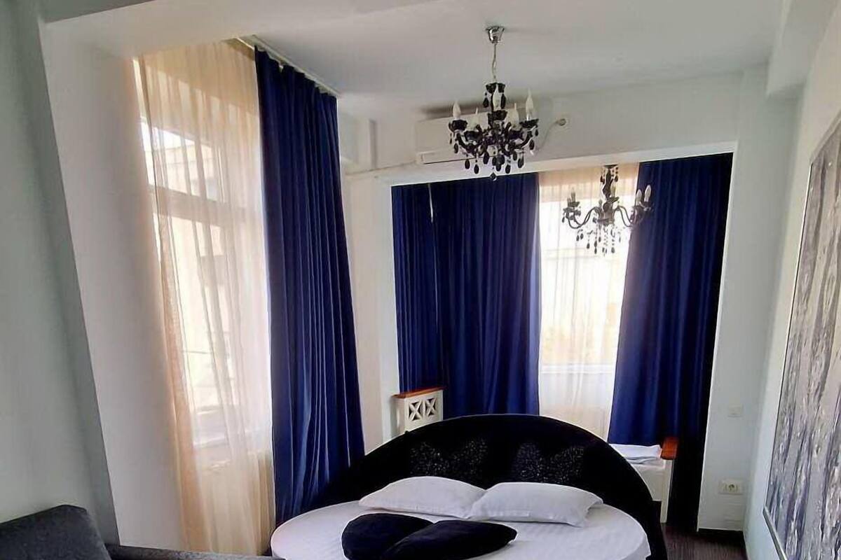 Deluxe Apartment | Blackout drapes, soundproofing, iron/ironing board, WiFi (free)