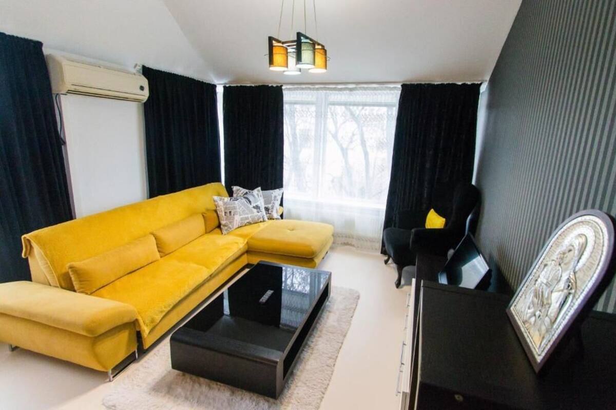 Superior Apartment | Blackout drapes, soundproofing, iron/ironing board, WiFi (free)
