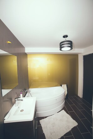 Deluxe Apartment | Bathroom