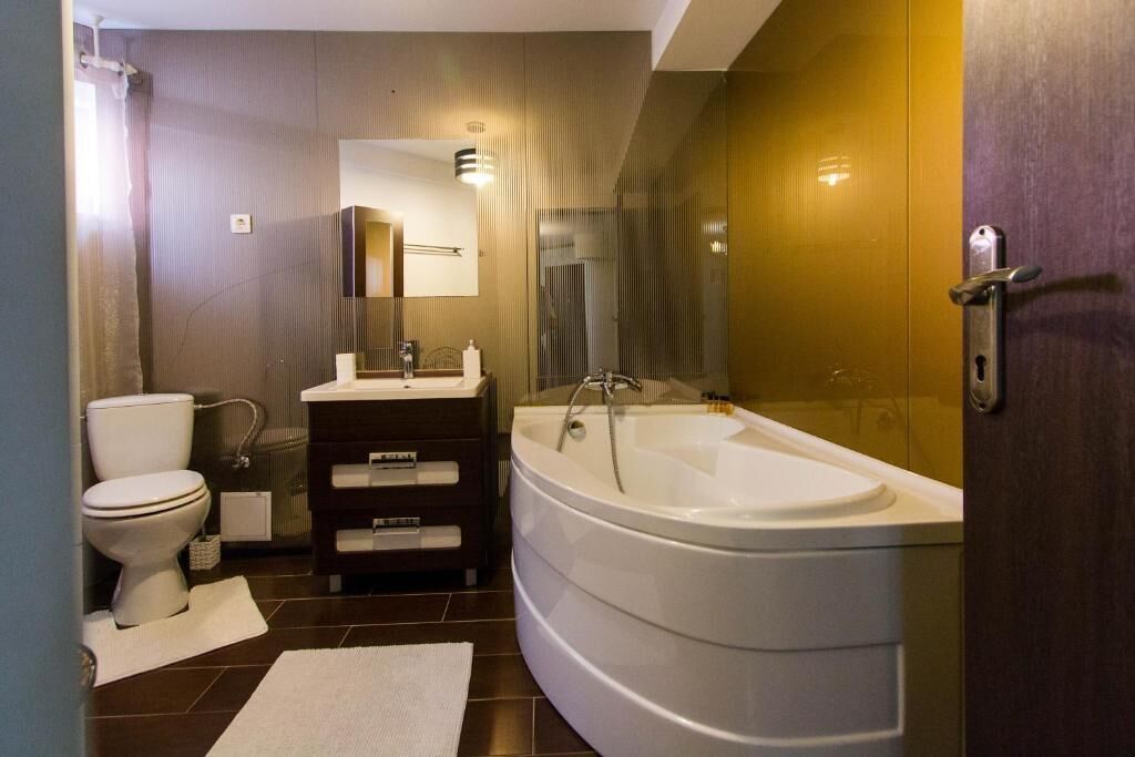 Deluxe Apartment | Blackout drapes, soundproofing, iron/ironing board, free WiFi