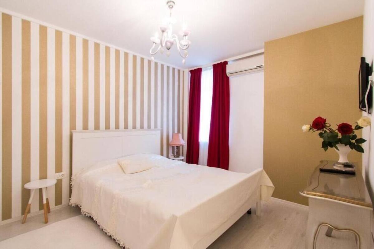Classic Studio | Blackout drapes, soundproofing, iron/ironing board, WiFi (free)