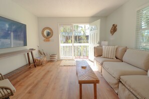Smart TV - NEW Charming Coastal, so close to beach! (Holmes Beach)