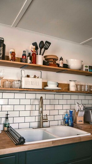 Réfrigérateur, four, plaque de cuisson, cafetière/bouilloire