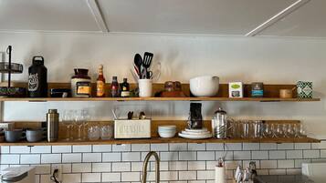 Cafetière/bouilloire, réfrigérateur, four, plaque de cuisson