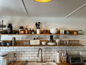 Fridge, oven, stovetop, coffee/tea maker