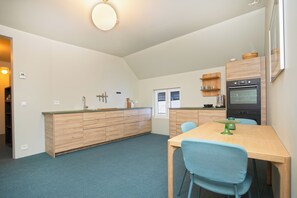 Frigobar, micro-ondas, fogão, cooktop