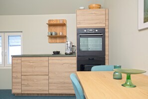 Mini réfrigérateur, micro-ondes, four, plaque de cuisson