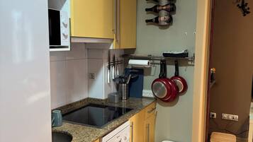 Een koelkast, een magnetron, een oven, een kookplaat