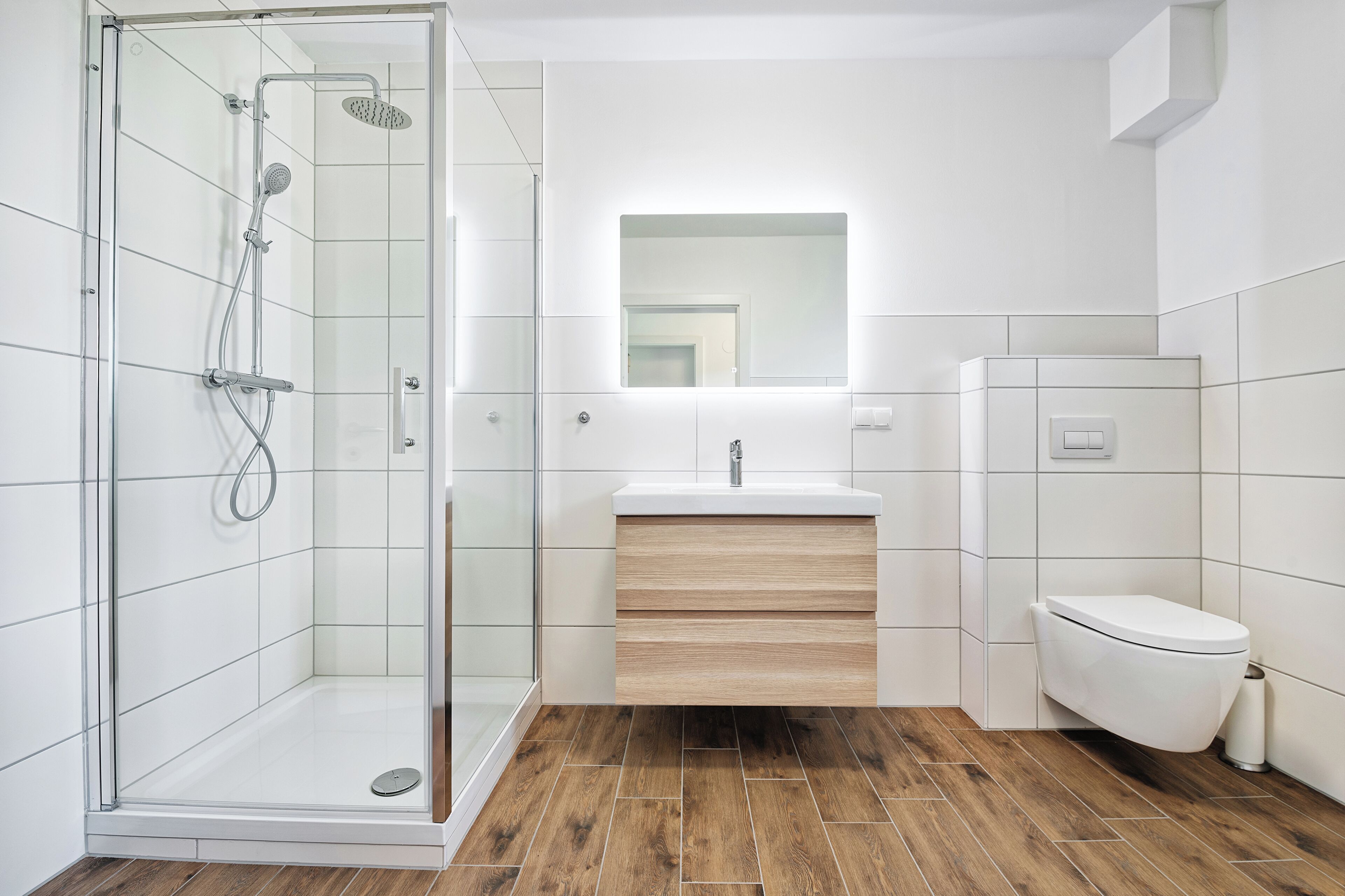 Een douche, een haardroger, handdoeken, zeep