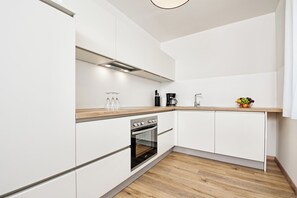 Apartment Elias | Eigene Küche | Großer Kühlschrank, Mikrowelle, Ofen, Herdplatte