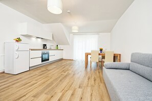 Apartment Elisabeth | Cocina privada | Frigorífico grande, microondas, horno y placa de cocina