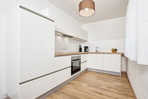 Frigorífico grande, microondas, horno y placa de cocina