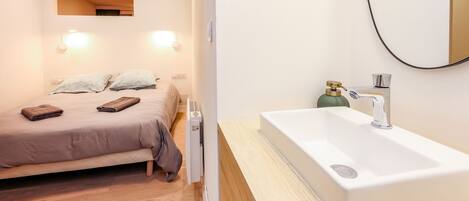 1 slaapkamer, een strijkplank/strijkijzer, wifi, beddengoed