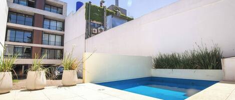 En säsongsöppen utomhuspool