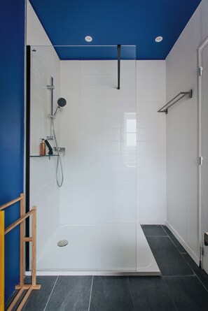 Dusche, Haartrockner, HandtĂŒcher, Seife