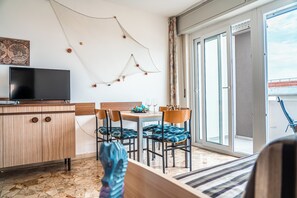 Apartment, 2 Bedrooms, Balcony, Ocean View | Room amenity