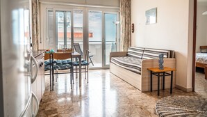 Leilighet, 2 soverom, balkong, havutsikt | Oppholdsrom