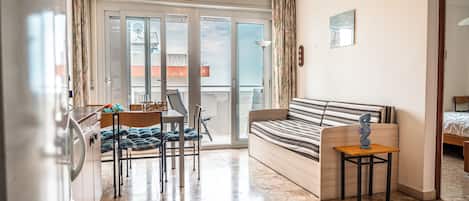 Apartment, 2 Bedrooms, Balcony, Ocean View | Living room