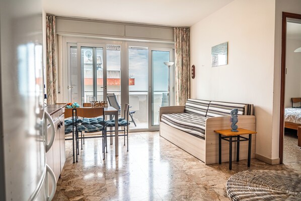 Appartement, 2 slaapkamers, balkon, uitzicht op zee | Woonkamer