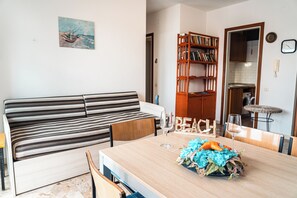 Apartment, 2 Bedrooms, Balcony, Ocean View | Living room