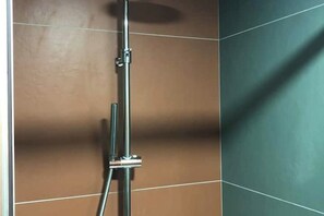Haartrockner, Bidet, Handtücher, Seife