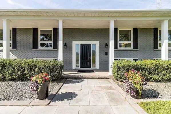 Exterior detail - Spacious cottage retreat minutes from popular trails, restaurants and shopping. (Burlington)