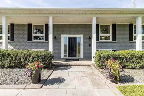 Spacious cottage retreat minutes from popular trails, restaurants and shopping.