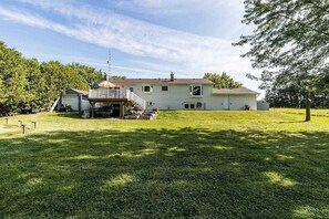 Exterior - Spacious cottage retreat minutes from popular trails, restaurants and shopping. (Burlington)