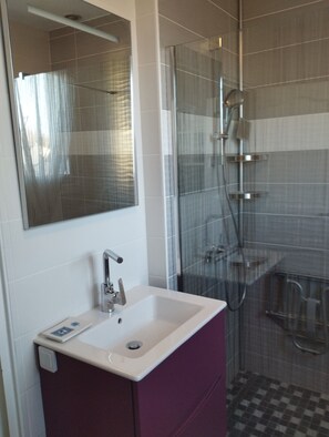 Dusche, Haartrockner, Handtücher, Seife