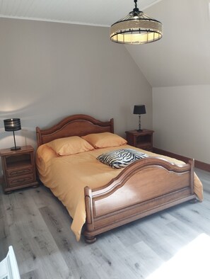 4 dormitoris, planxa i posts de planxar, wifi gratuïta i roba de llit 