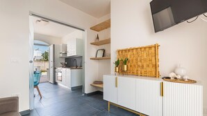 Eine moderne Küche mit weißen Schränken, einem Einbauofen und einem großen Fenster.