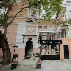 Vista frontal de la propiedad