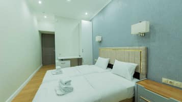 Habitación con 1 cama doble o 2 individuales | Zona de estar | Una pantalla de ordenador, una impresora