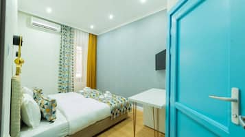 Habitación con 1 cama doble o 2 individuales | Caja fuerte, escritorio, espacio para trabajar con un portátil