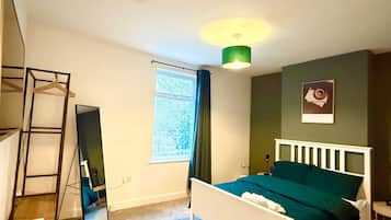 2 bedrooms, iron/ironing board, free WiFi, bed sheets