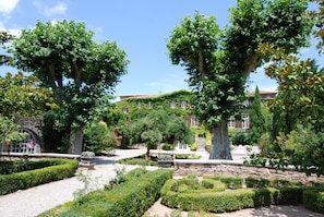 Property grounds - Former Romanesque abbey located 10 minutes from the medieval city of Carcassonne (Floure)
