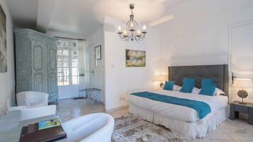 12 bedrooms, in-room safe, desk, iron/ironing board