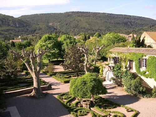 Former Romanesque abbey located 10 minutes from the medieval city of Carcassonne