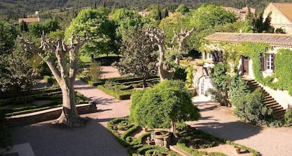 Former Romanesque abbey located 10 minutes from the medieval city of Carcassonne