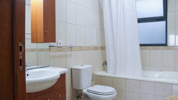 Bathtub, free toiletries, hair dryer, towels