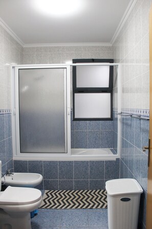 Een bad, gratis toiletartikelen, een haardroger, handdoeken