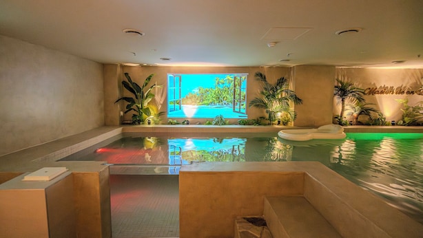 A swimming pool with a view of a tropical landscape through an open window. - Maison de On U Hotel Gwangju cheomdan (Gwangju)