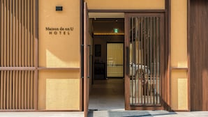 A hotel entrance with a wooden door and a sign reading "Maison de on HOTEL". - Maison de On U Hotel Gwangju cheomdan (Gwangju)