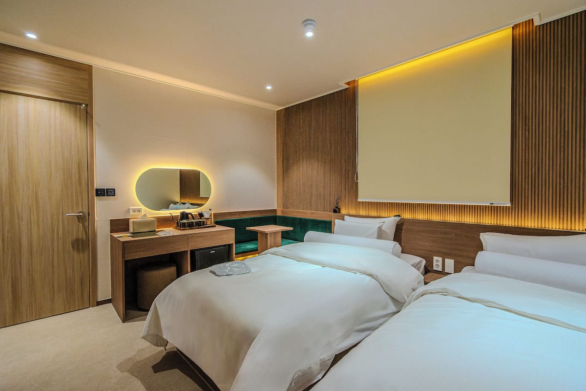 Twin Room | 1 bedroom, premium bedding, down comforters, memory foam beds